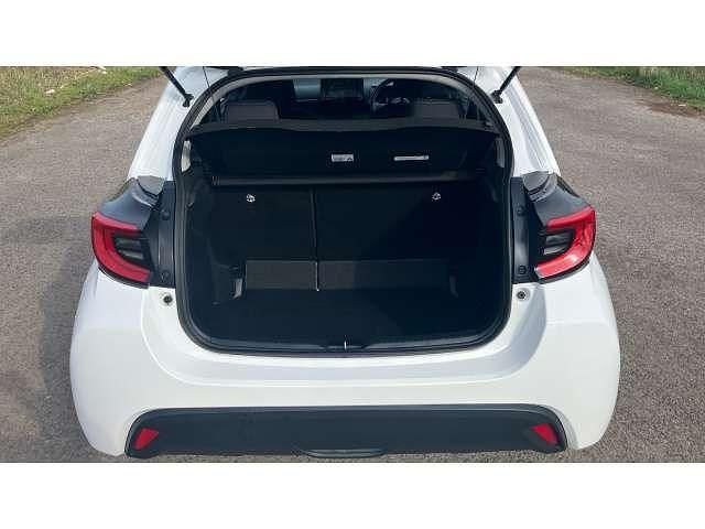 Used Toyota Yaris Hybrid Design 116 HP (85 kW) 2022 White Hatchback