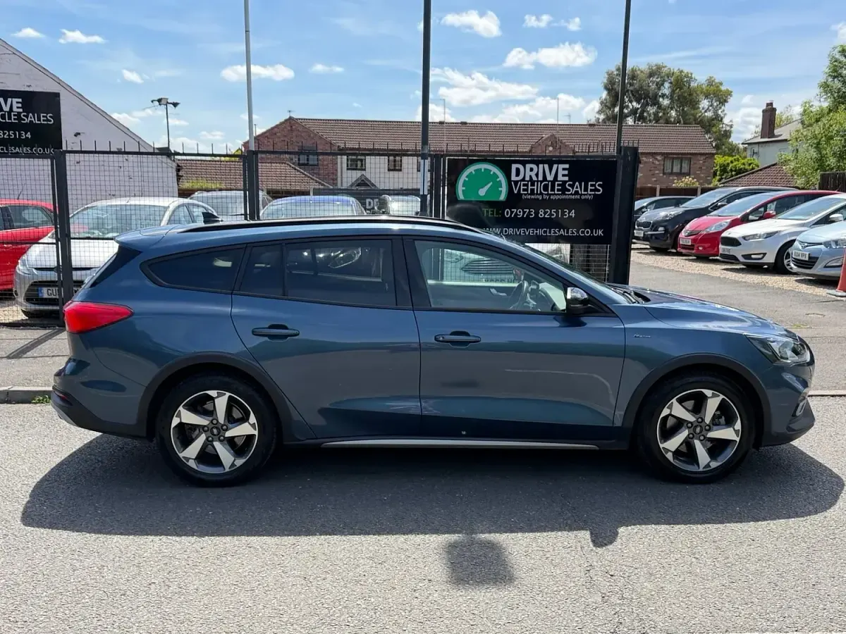 Used Ford Focus Active 120 HP (88 kW) 2022 Blue Estate