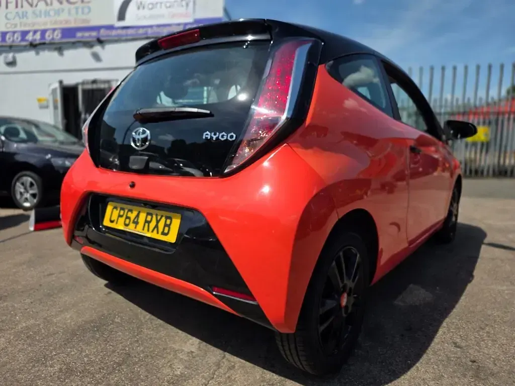 Usado Toyota Aygo X-cite 69 HP (50 kW) 2015 Laranja Citadino