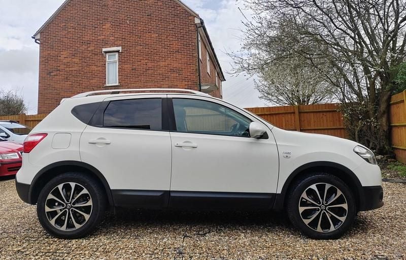 Used Nissan Qashqai N-TEC 117 HP (86 kW) 2011 White SUV