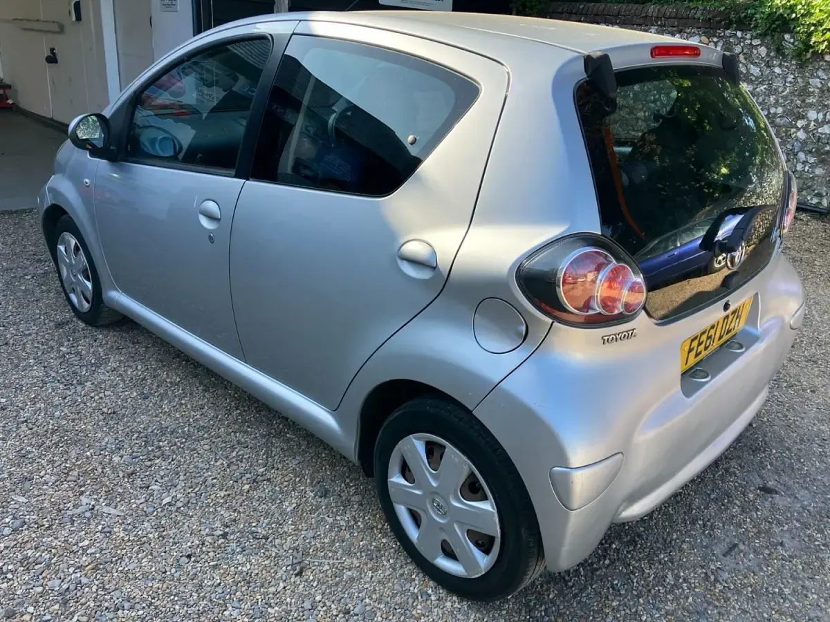 Usado Toyota Aygo 68 CV (50 kW) 2011 Plateado Utilitario