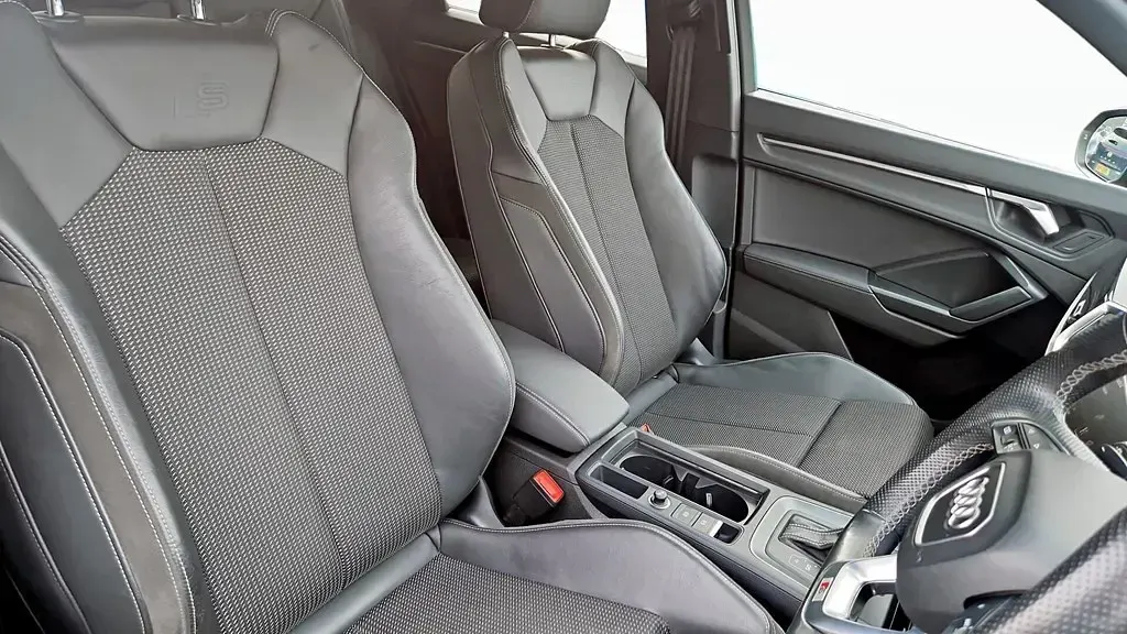 Begagnad Audi Q3 Black Edition 150 HK (110 kW) 2021 Grå SUV
