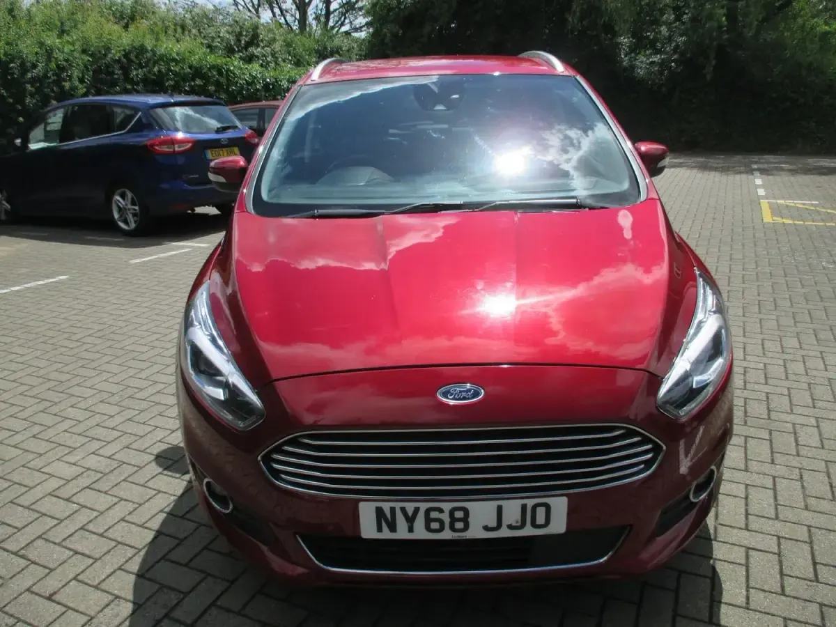 Used Ford S-MAX Titanium 165 HP (121 kW) 2019 Red MPV