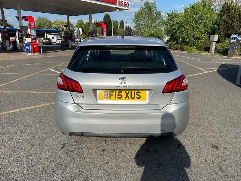 Usado Peugeot 308 Active 100 HP (73 kW) 2015 Prateado Citadino