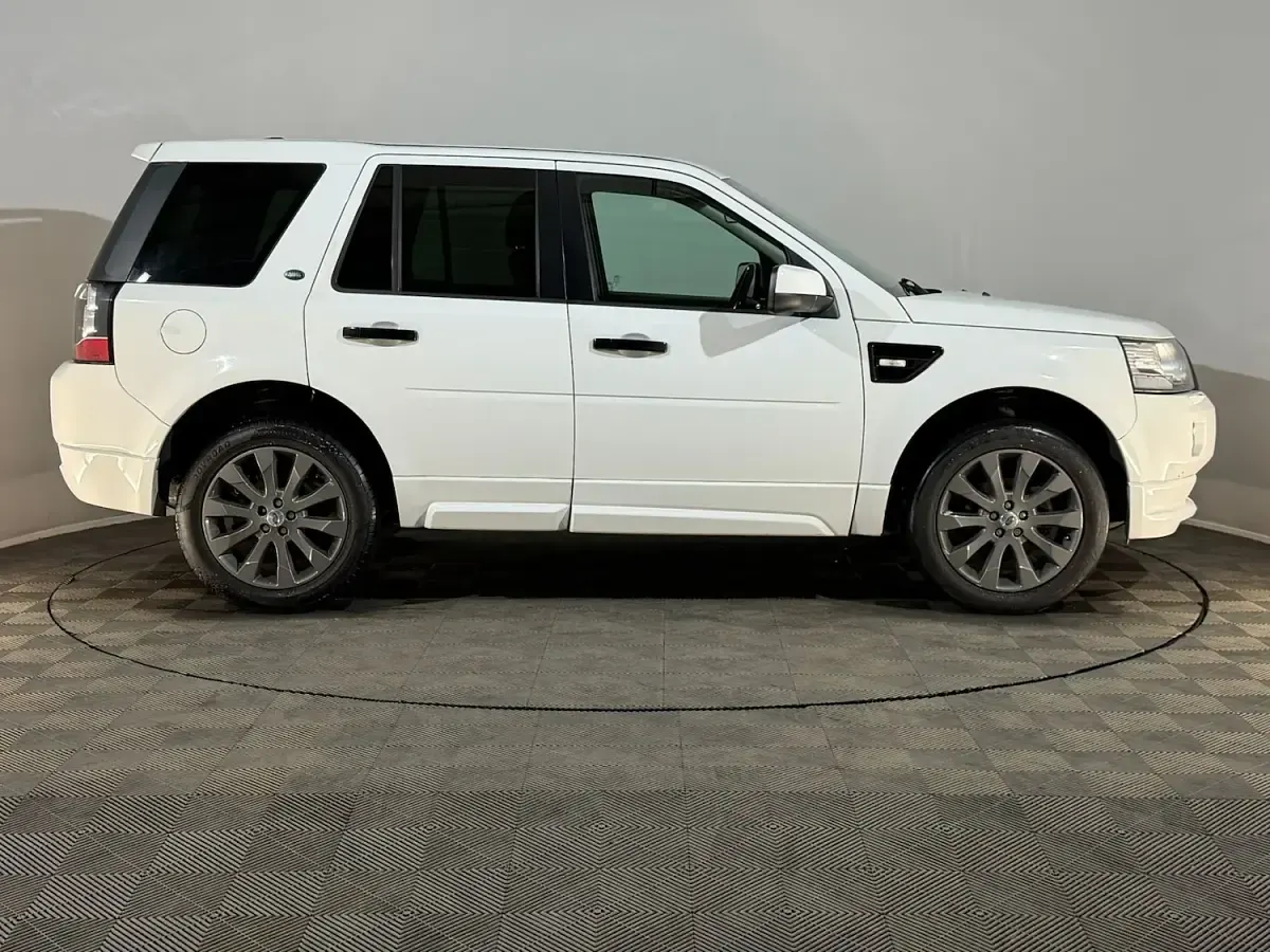 Used Land Rover Freelander 2 Dynamic 150 HP (110 kW) 2013 White SUV
