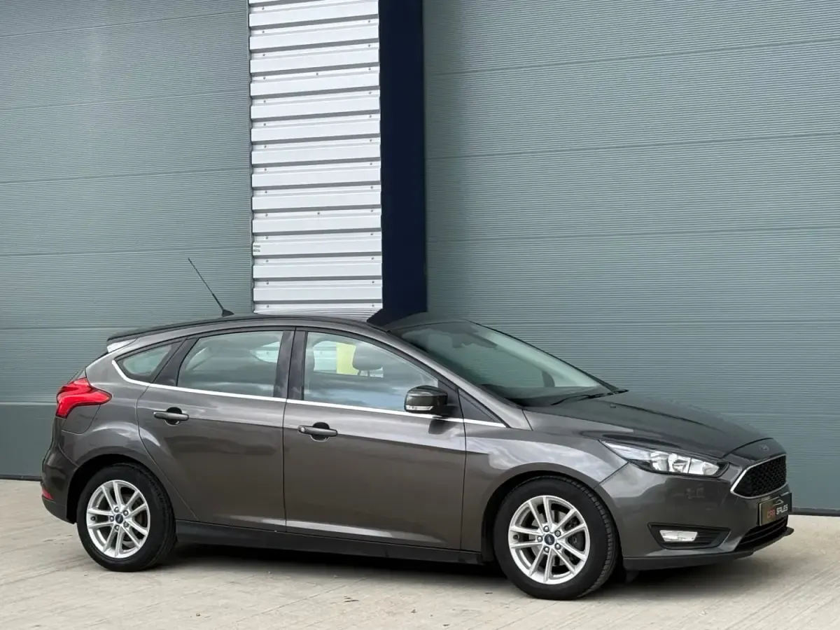 Begagnad Ford Focus Zetec 125 HK (91 kW) 2015 Grå Halvkombi