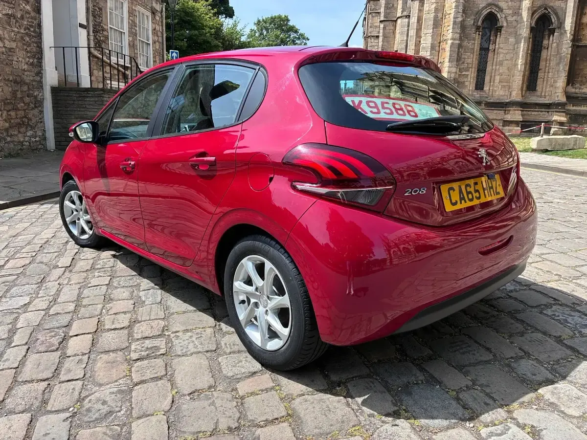 Used Peugeot 208 Active 68 HP (50 kW) 2016 Red Hatchback
