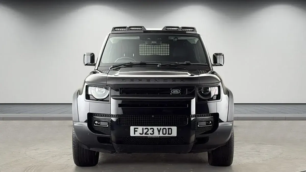 Used Land Rover Defender SE 250 HP (183 kW) 2023 Santorini black SUV