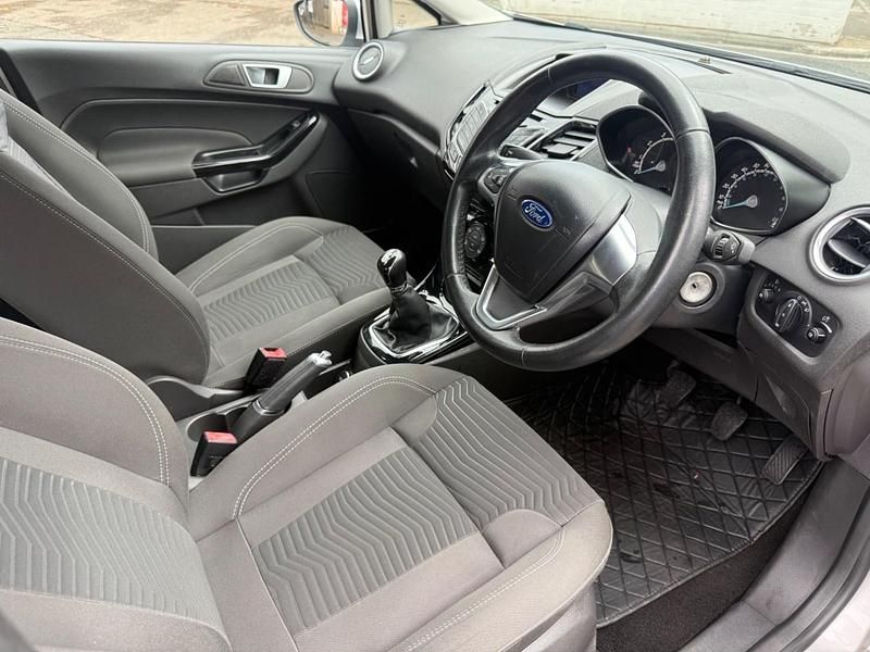 Begagnad Ford Fiesta Zetec 2016 Silver Halvkombi