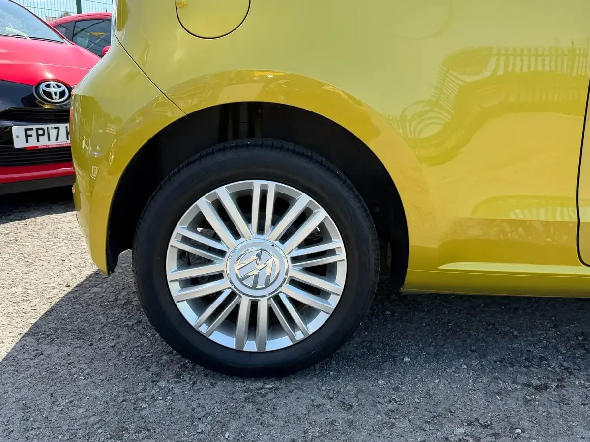Used VW up! move up! 60 HP (44 kW) 2016 Yellow Hatchback