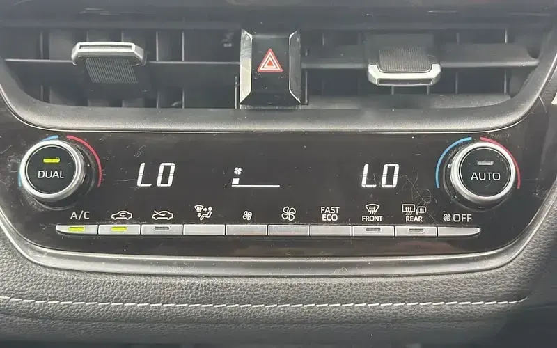Used Toyota Corolla Design 122 HP (89 kW) 2019 Silver Hatchback
