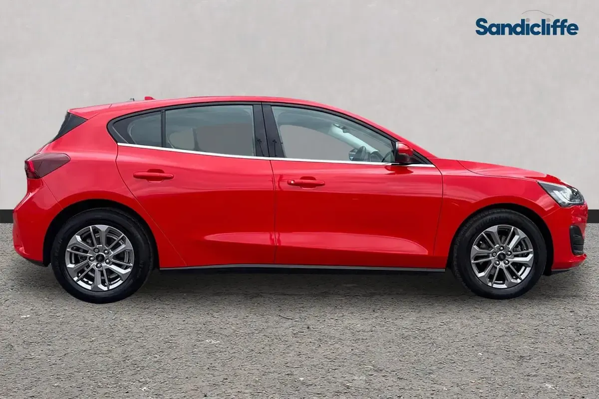 Used Ford Focus Titanium 125 HP (91 kW) 2023 Red Hatchback