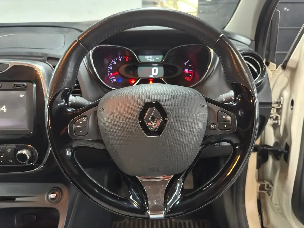 Used Renault Captur Dynamique 90 HP (66 kW) 2016 Cream/black SUV