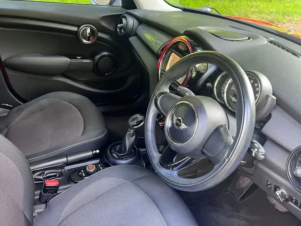Second-hand Mini Cooper Hatch 136 CP (100 kW) 2015 Roșu Hatchback