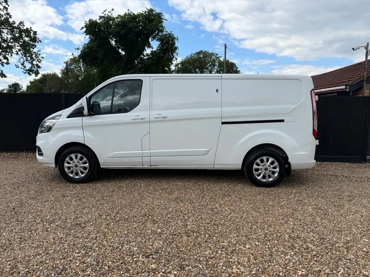 Used Ford Transit Custom Limited 130 HP (95 kW) 2023 White Van