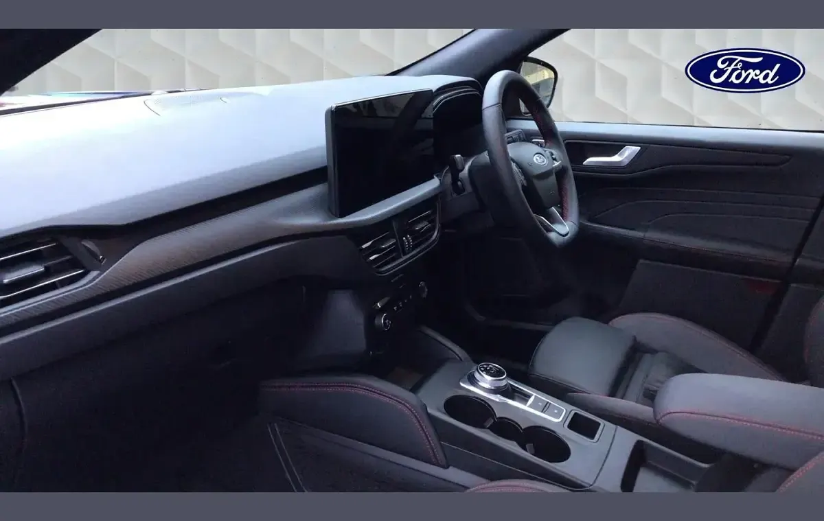 Usado Ford Kuga ST-Line X 183 HP (134 kW) 2025 Vermelho SUV