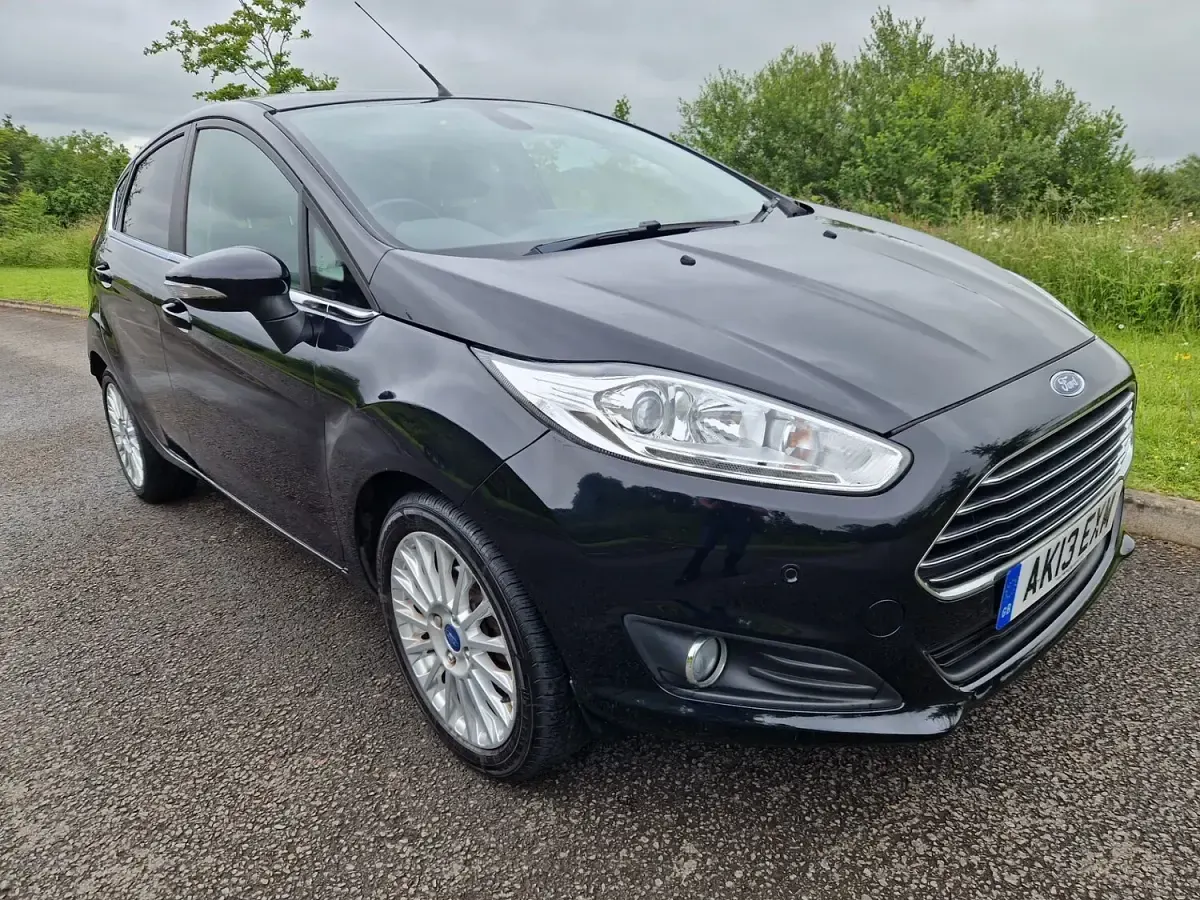 Used Ford Fiesta Titanium 125 HP (91 kW) 2013 Black Hatchback
