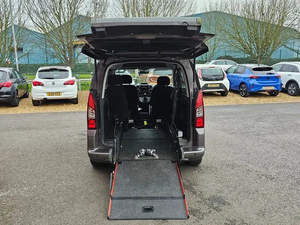 Used Peugeot Partner Tepee Allure 100 HP (73 kW) 2018 Grey MPV