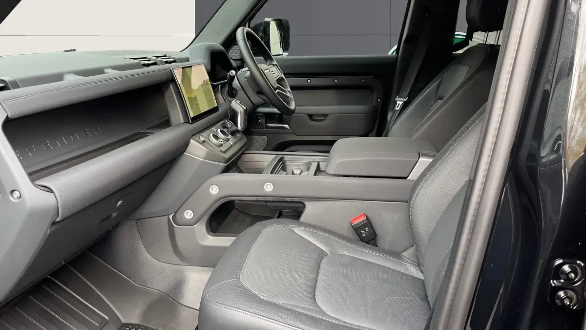 Used Land Rover Defender Dynamic 249 HP (183 kW) 2023 Santorini black SUV