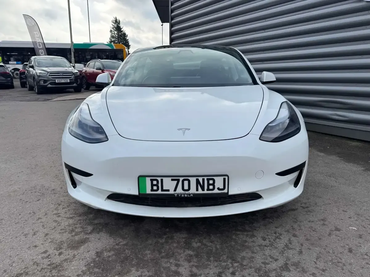 Używany Tesla Model 3 Standard Range 208 kW (283 KM) 2021 Biały Sedan/Limuzyna