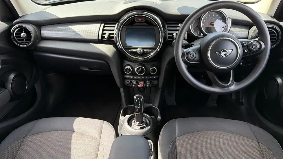 Used Mini Cooper Classic 134 HP (98 kW) 2019 White Hatchback