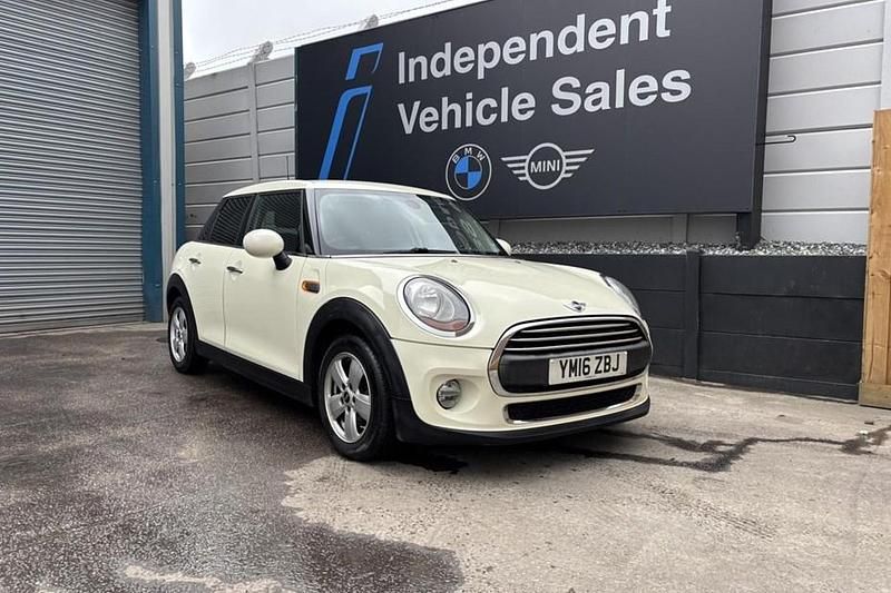 Used Mini ONE Hatch 102 HP (75 kW) 2016 White Hatchback