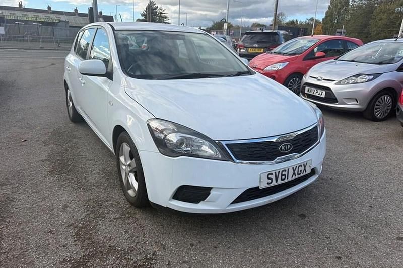 White Used 2011 Kia Ceed 2 Hatchback | £2,199 (Fair price) - Image 1/1