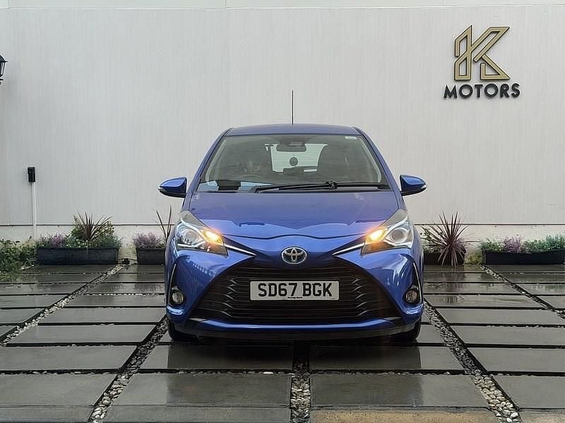 Used Toyota Yaris Hybrid 100 HP (73 kW) 2017 Blue Hatchback