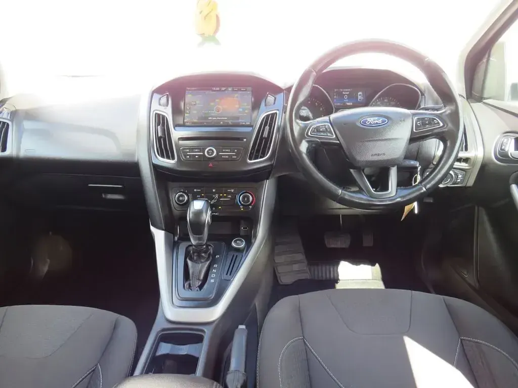Used Ford Focus Zetec 125 HP (91 kW) 2015 White Hatchback