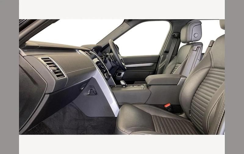 Used Land Rover Discovery 5 SE Dynamic 350 HP (257 kW) 2024 Santorini black SUV