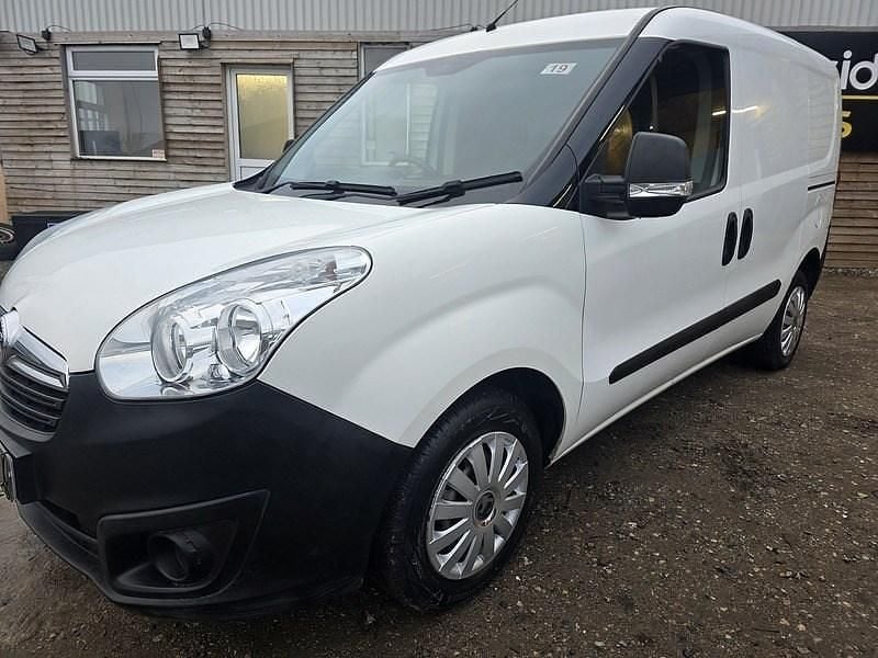 Used Vauxhall Combo 95 HP (69 kW) 2017 White MPV