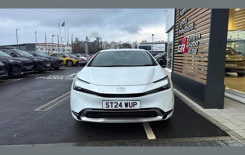 Used Toyota Prius 220 HP (161 kW) 2024 White Hatchback