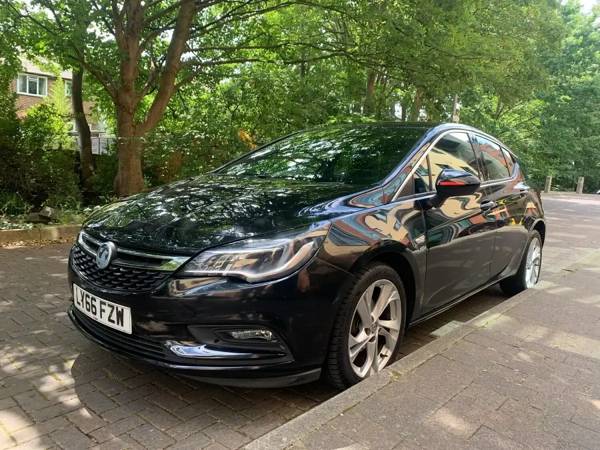 Used Vauxhall Astra SRi 103 HP (75 kW) 2016 Black Hatchback