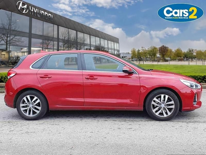Used Hyundai i30 SE 117 HP (86 kW) 2018 Red Hatchback