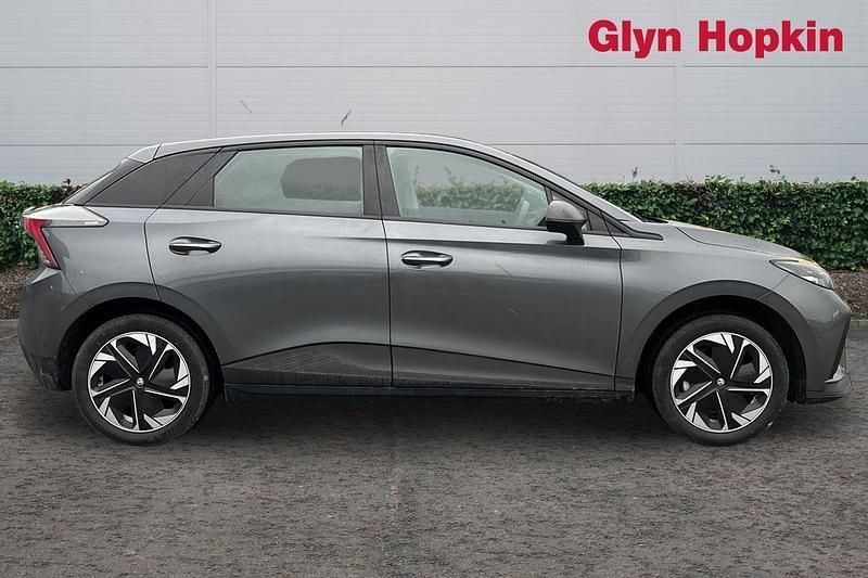 Usado MG MG4 EV SE 319 kW (435 HP) 2025 Cinzento Citadino