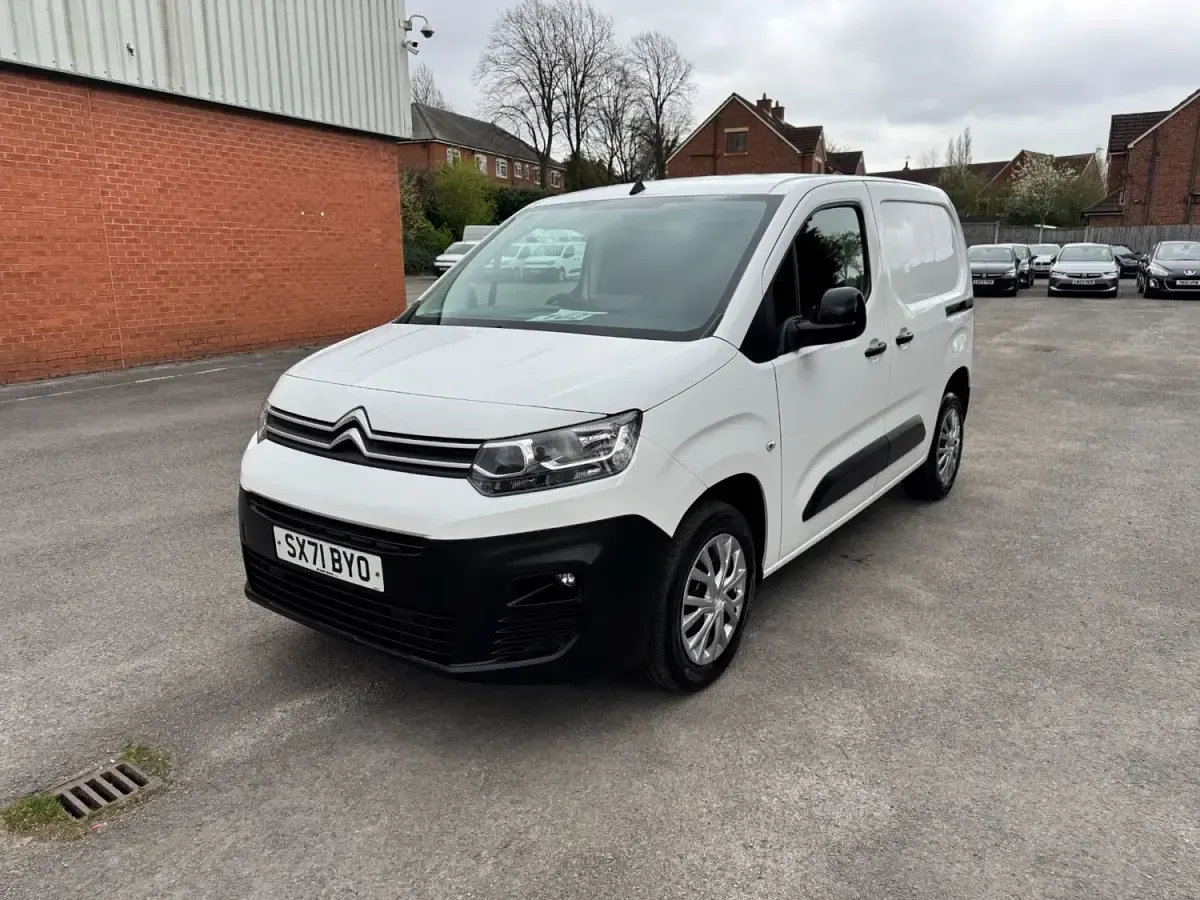 Usado Citroën Berlingo 100 CV (73 kW) 2022 Blanco Monovolumen