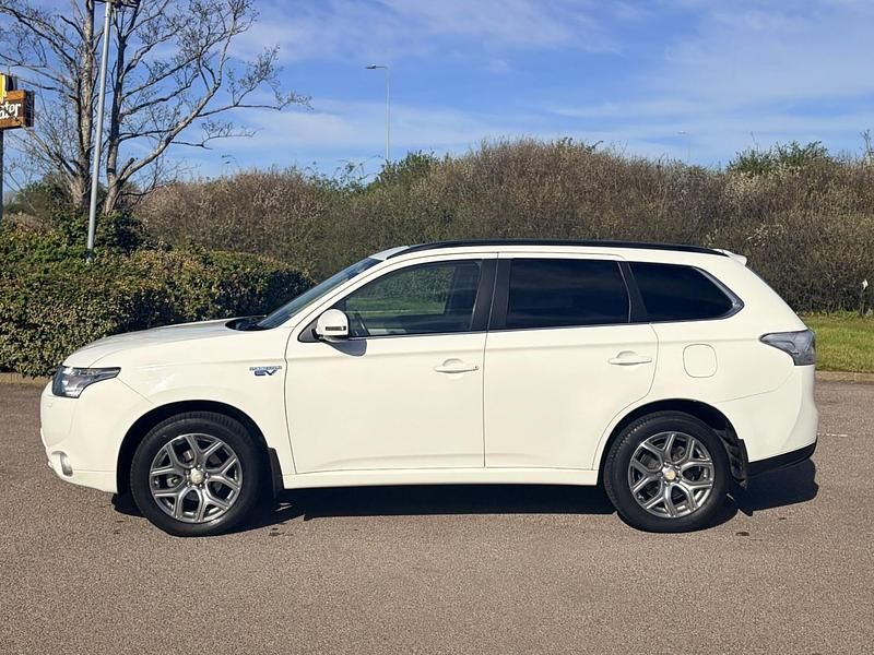 Used Mitsubishi Outlander P-HEV 2015 White Estate