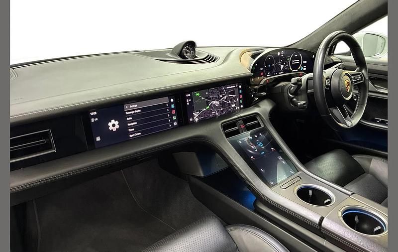 Begagnad Porsche Taycan 500 kW (680 HK) 2020 Vit Sedan