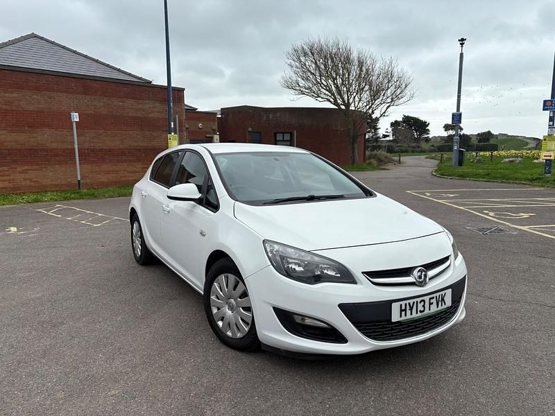 Used Vauxhall Astra S 110 HP (80 kW) 2013 White Hatchback