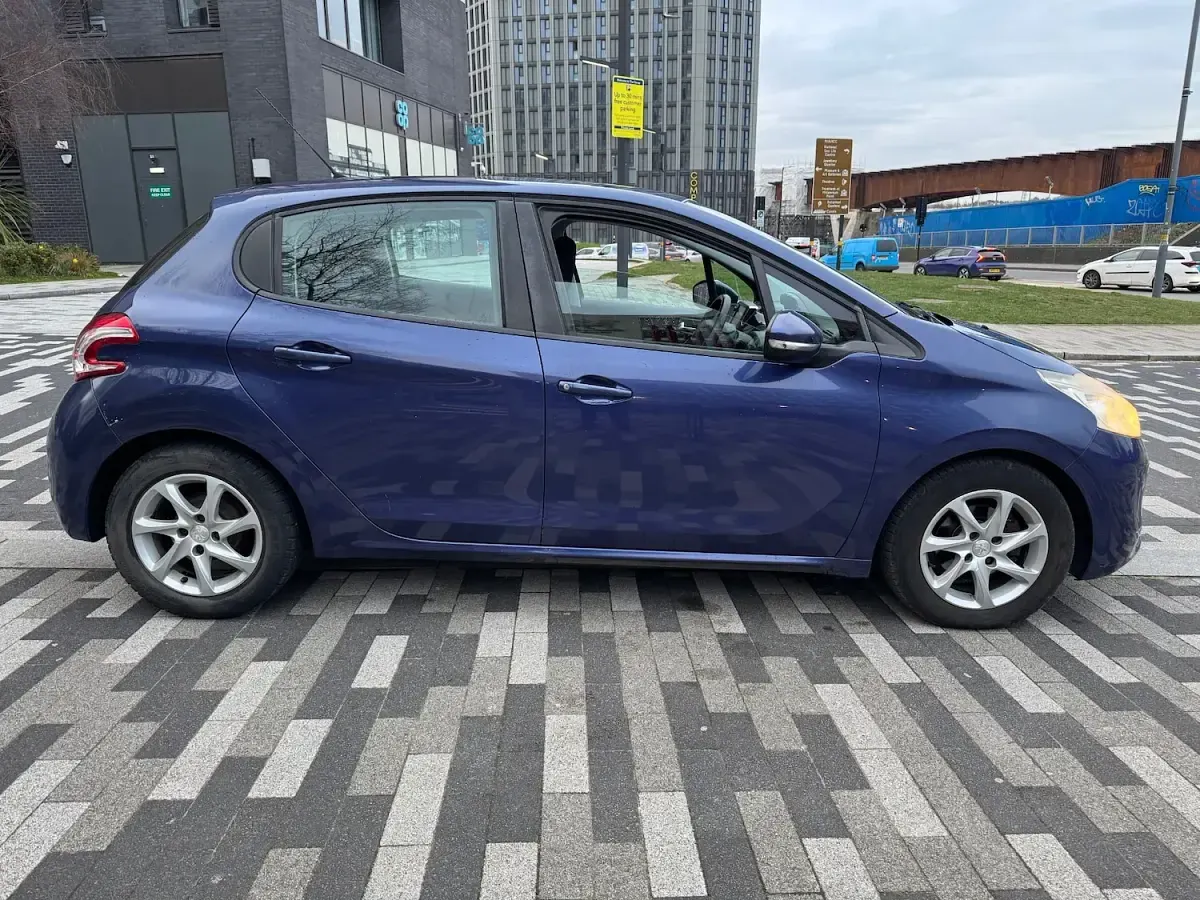 Used Peugeot 208 Active 115 HP (84 kW) 2014 Blue Hatchback