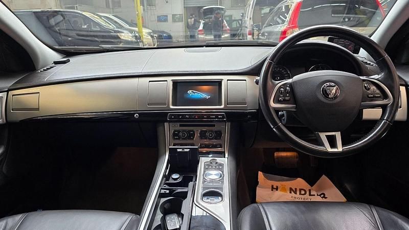 Begagnad Jaguar XF Portfolio 2025 Vit Sedan