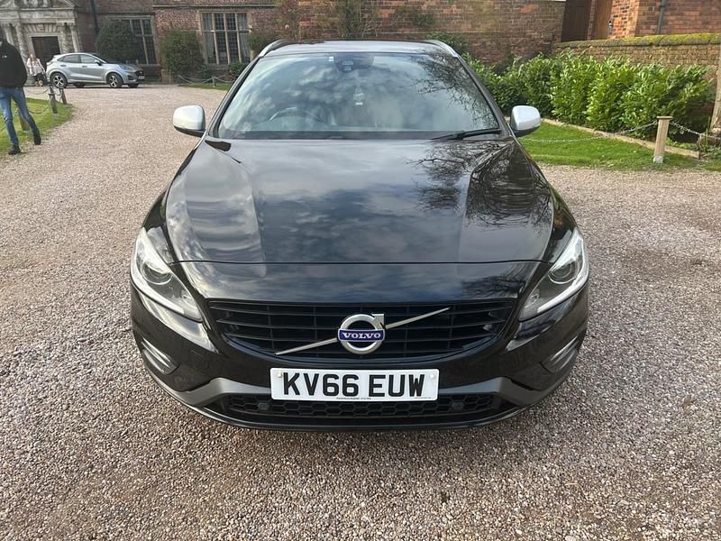 Usado Volvo V60 R-Design 2016 Negro Familiar