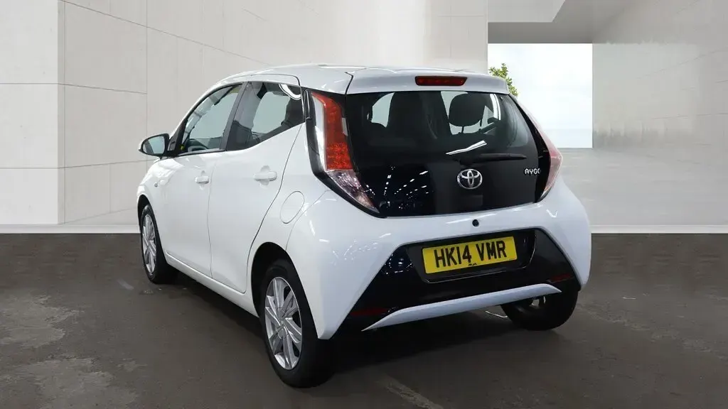 Used Toyota Aygo x-press 2014 White Hatchback