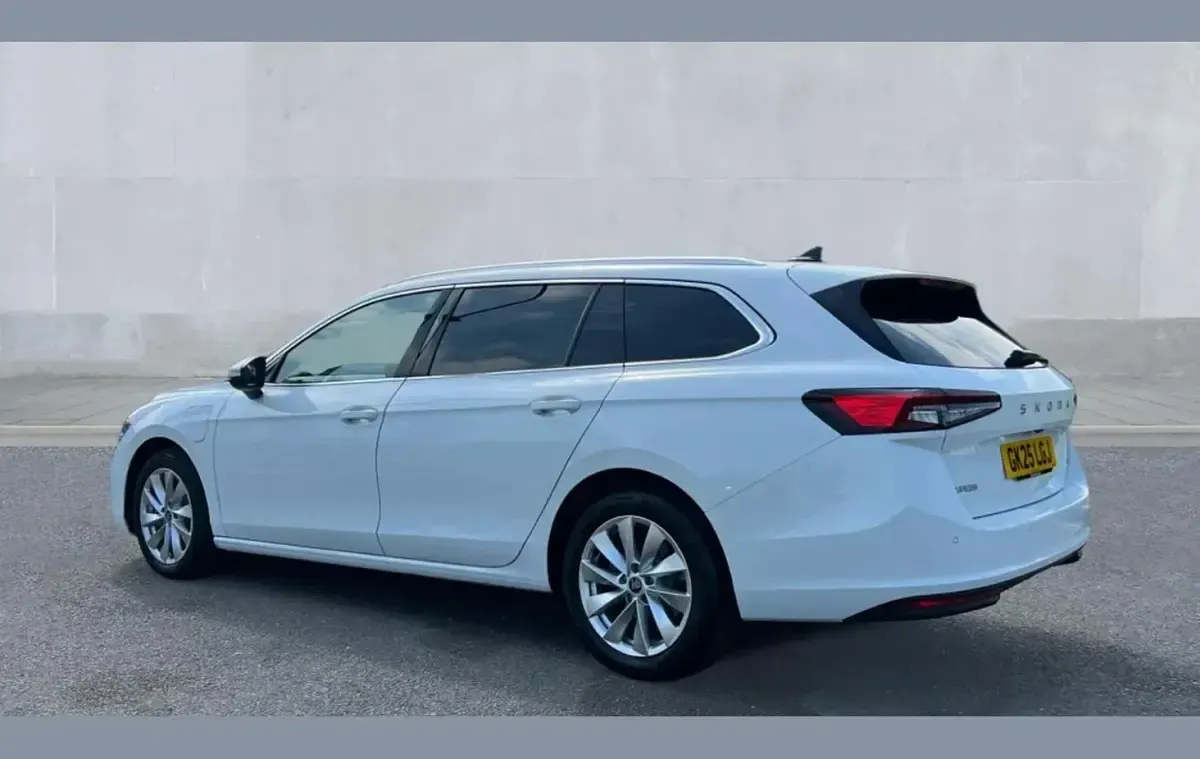 Used Skoda Superb SE Technology 200 HP (147 kW) 2025 White Estate