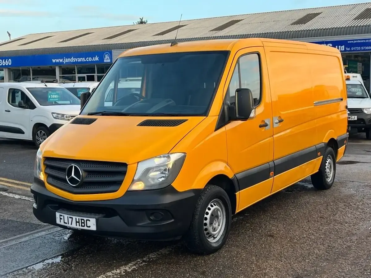 Begagnad Mercedes Sprinter 140 HK (102 kW) 2017 Gul Van