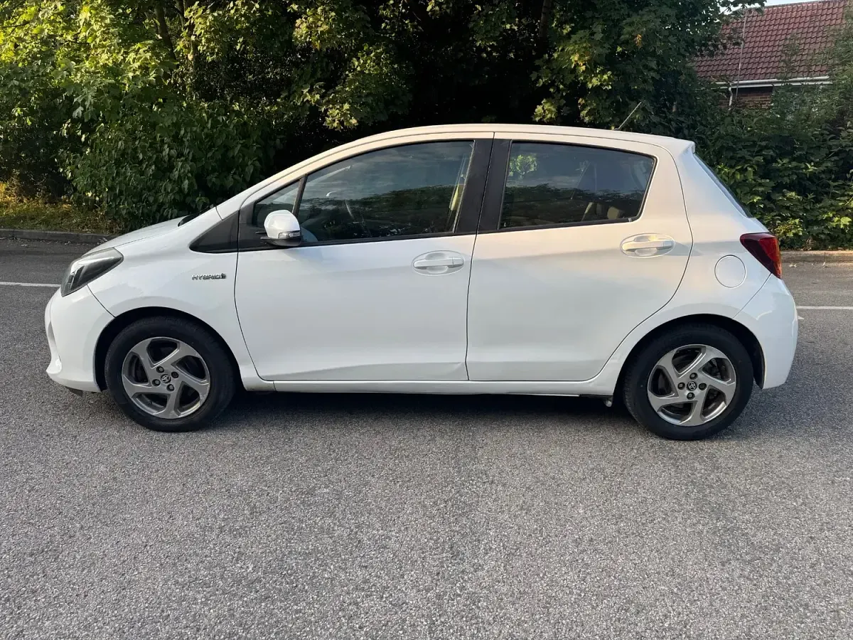 Used Toyota Yaris 2015 White Hatchback
