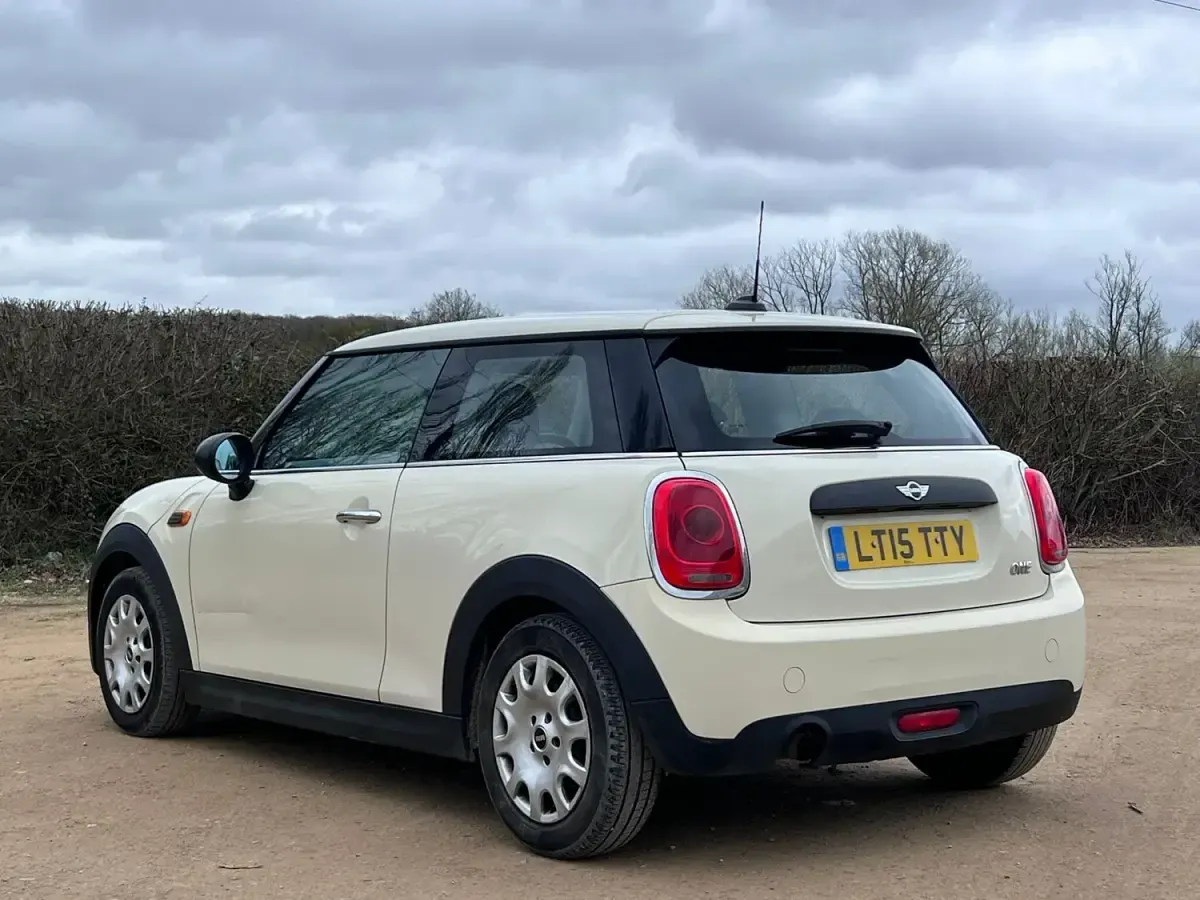 Begagnad Mini ONE Hatch 102 HK (75 kW) 2015 Vit Halvkombi