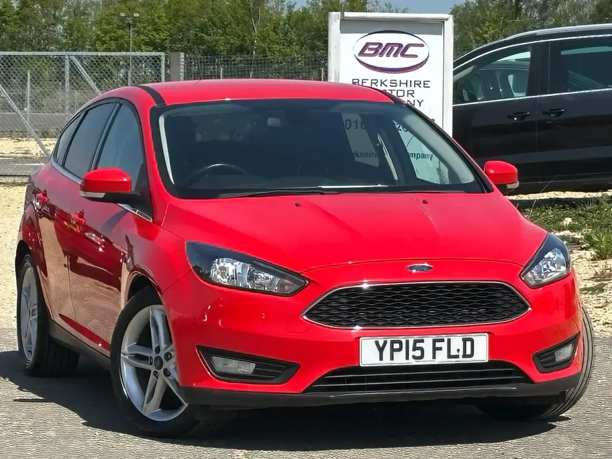 Begagnad Ford Focus Zetec 120 HK (88 kW) 2015 Röd Halvkombi
