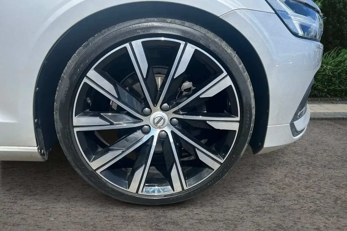 Begagnad Volvo V60 Inscription 190 HK (139 kW) 2020 Silver Kombi
