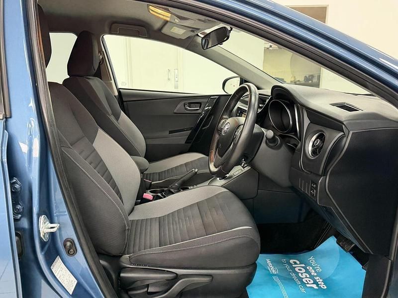 Used Toyota Auris Hybrid Design 136 HP (100 kW) 2015 Blue Hatchback